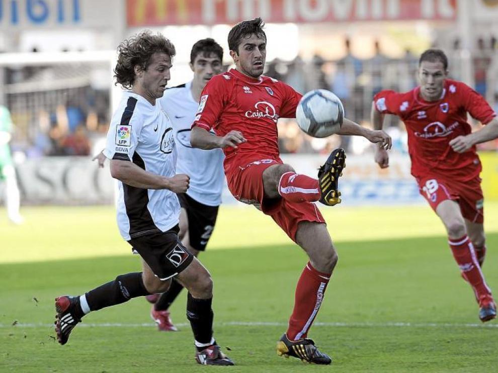 Mikel Álvaro, del Numancia, controla el balón durante el partido del pasado sábado en el campo del Real Unión de Irún.
