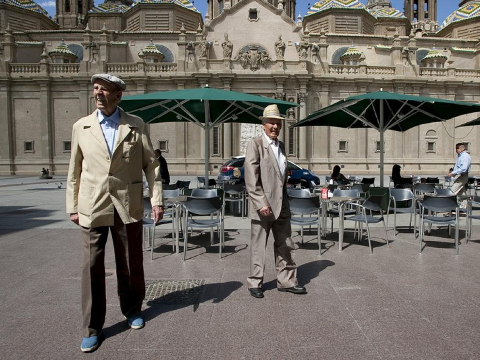 Luis González (dcha.) y Francisco Bernal, junto al Pilar, hoy en Zaragoza