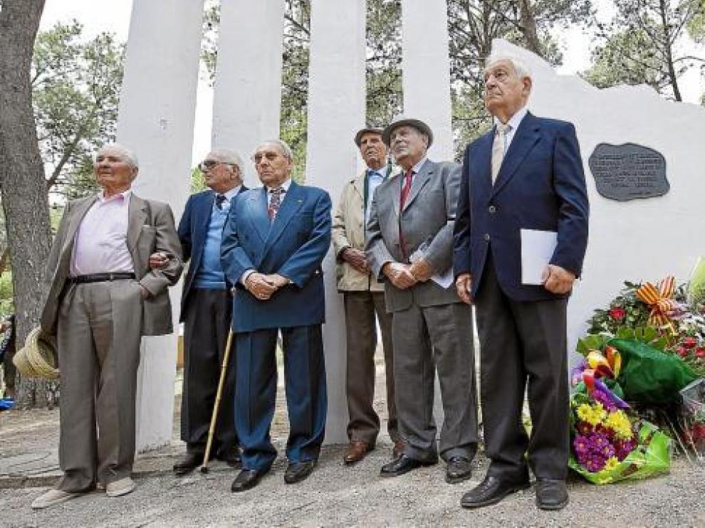 Los seis homenajeados, ayer, en el memorial a los deportados aragoneses.