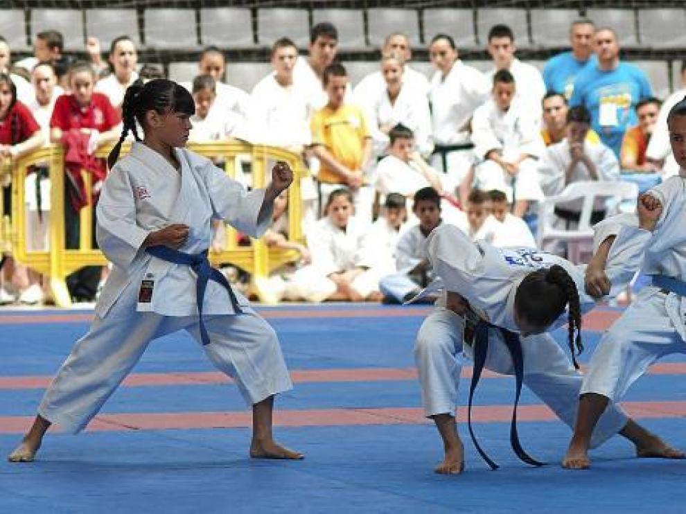 Imagen de las chicas de Sankukai en la final por equipos de la categoría infantil.