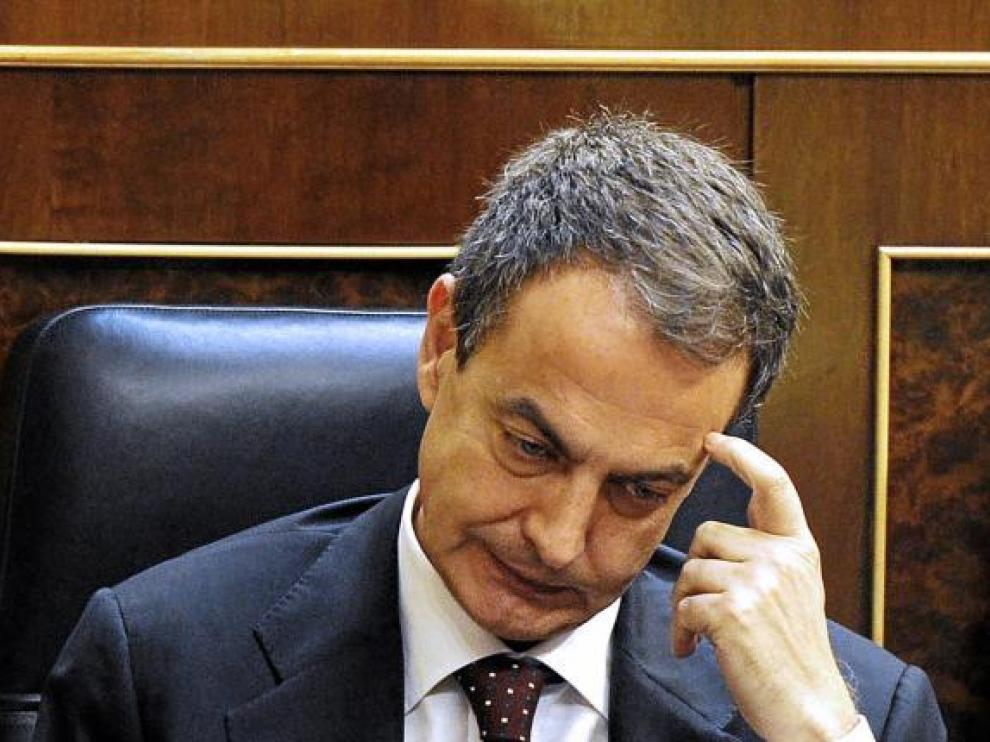 Rodríguez Zapatero, con gesto pensativo, en un momento del pleno de ayer.