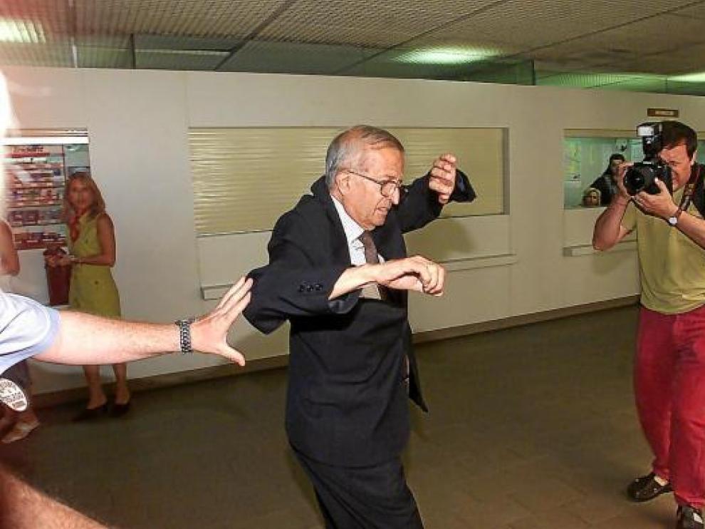 José María Navarro, increpado en los juzgados de Zaragoza, en junio de 2002.