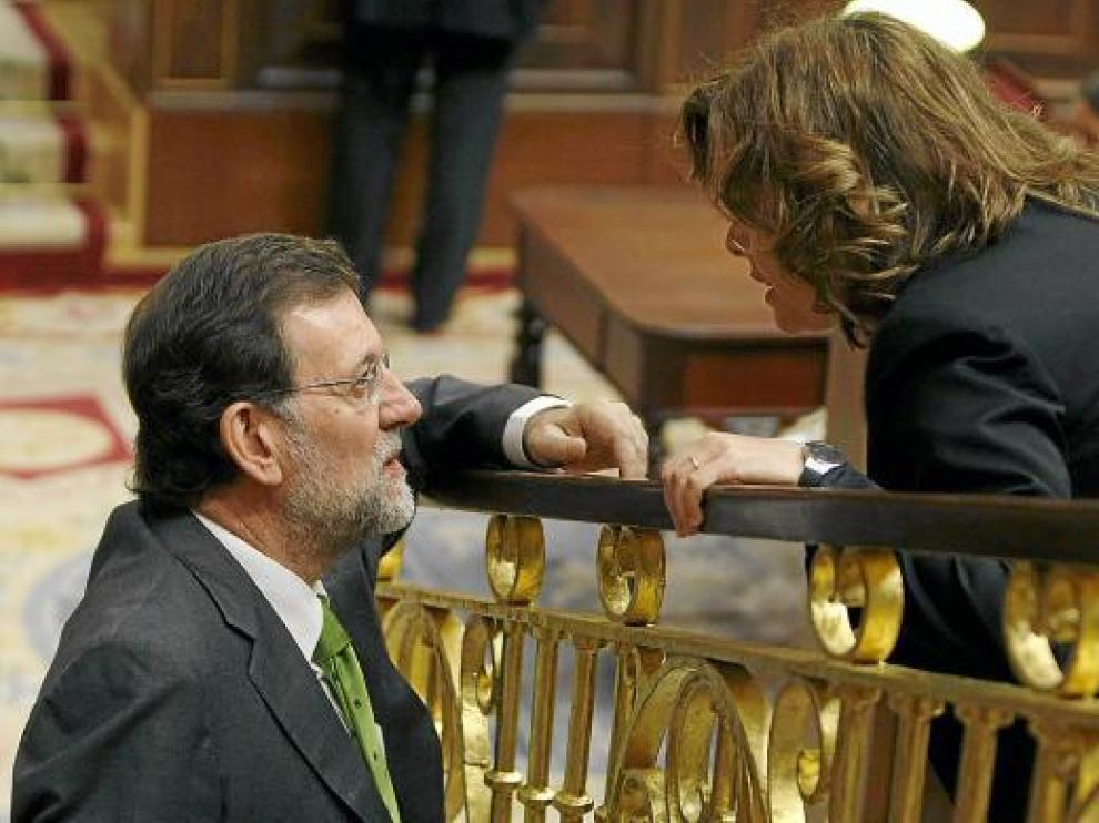 Mariano Rajoy conversa con la portavoz del PP en el Congreso, Soraya Sáenz de Santamaría.