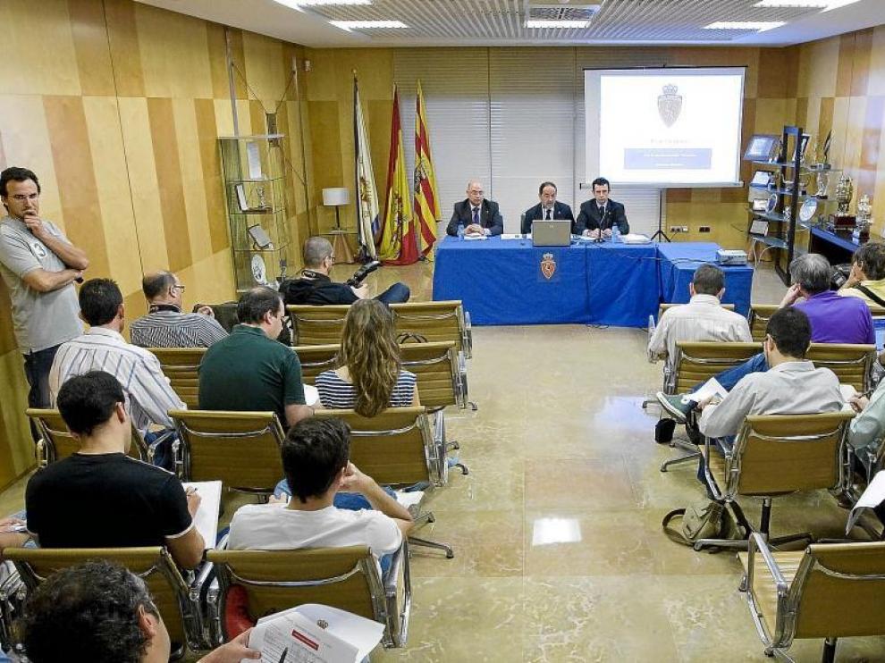 Exposición del plan del Consejo de Administración ante los periodistas convocados en la sede del club.