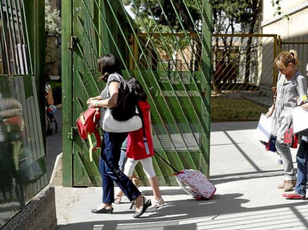 Unas madres con sus hijos, el miércoles a la salida de la escuela Eugenio López y López.