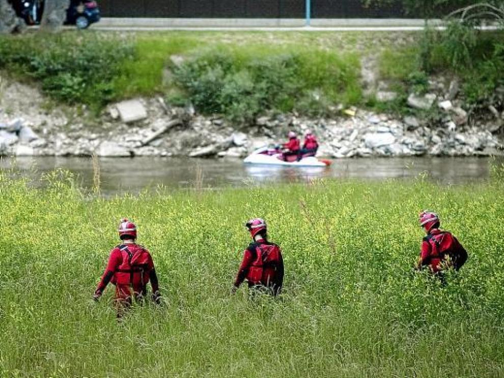 Los Bomberos de Zaragoza buscaban ayer, por agua y por tierra, al desaparecido.