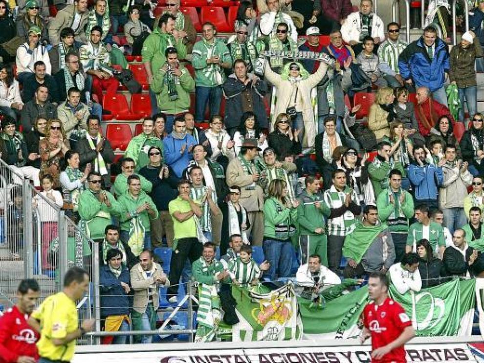 Seguidores del Betis, en el campo municipal de Los Pajaritos, en Soria.