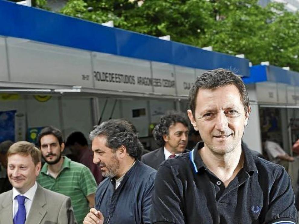 Ignacio Martínez de Pisón recorrió ayer la Feria del Libro de Zaragoza, tras leer el pregón.