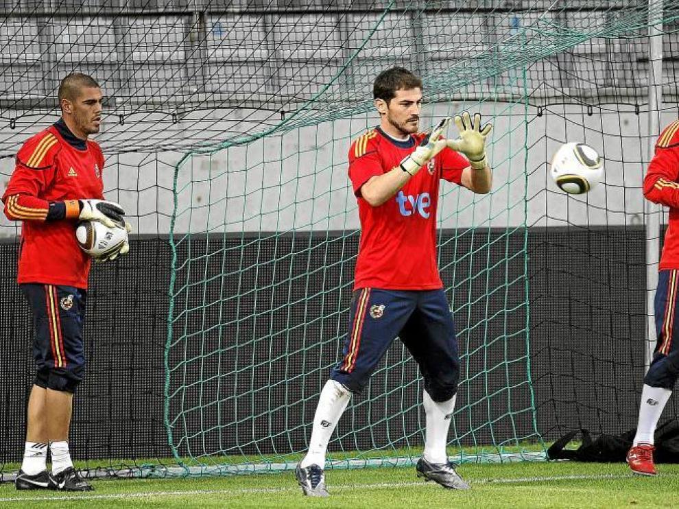 Iker Casillas, Pepe Reina y Víctor Valdés, en el entrenamiento de ayer de la selección en Innsbruck.