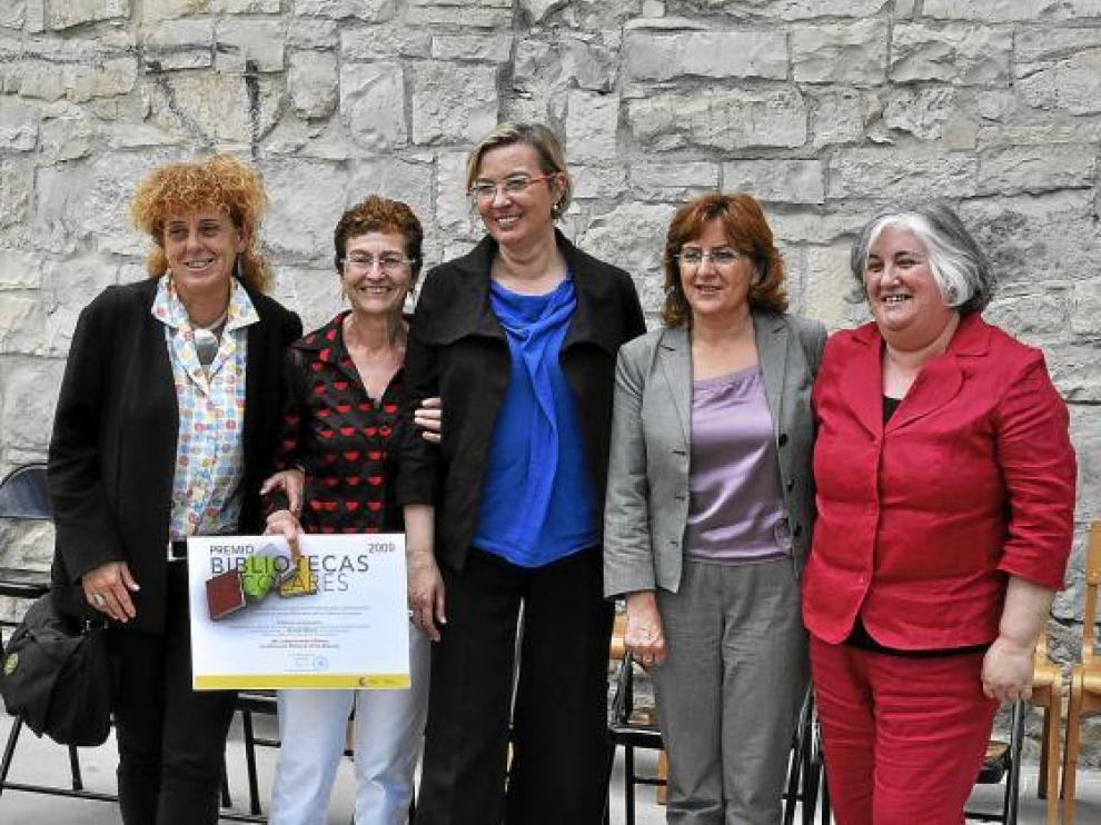 Eva Almunia, en el centro, junto a la consejera Broto y las premiadas en el concurso de bibliotecas escolares.
