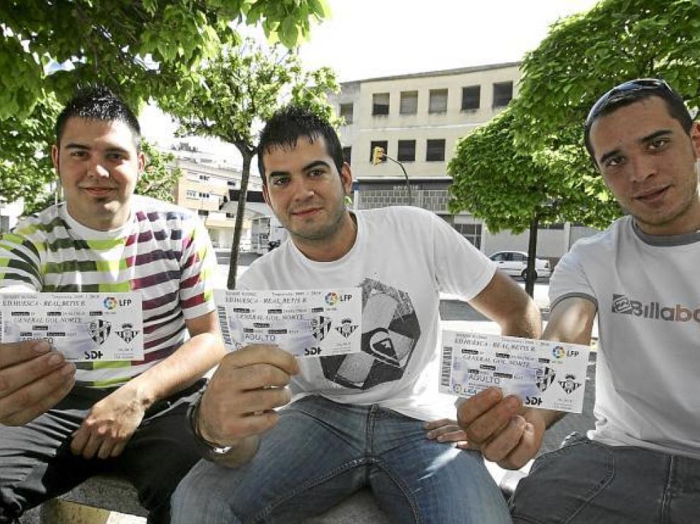 Tres socios del club azulgrana que recogieron sus localidades a última hora de ayer.
