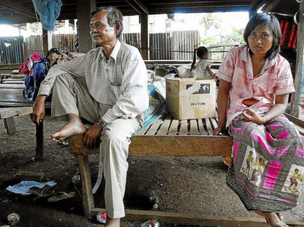 Rochom P'nhieng, junto al hombre que asegura ser su padre, en noviembre de 2008.