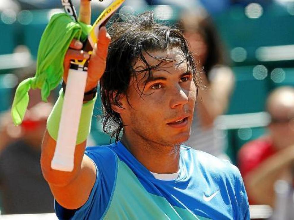 Rafa Nadal saluda al respetable parisino tras su triunfo de ayer frente al argentino Horacio Zeballos.