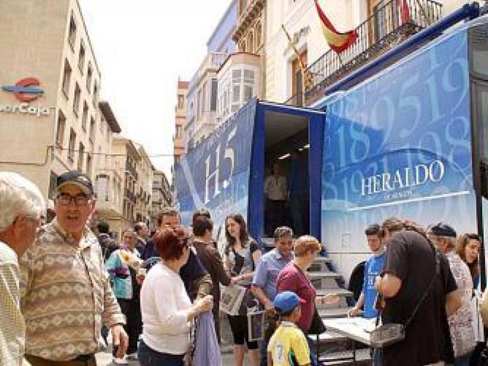 Vecinos de Caspe, junto al autobús del tour de HERALDO.