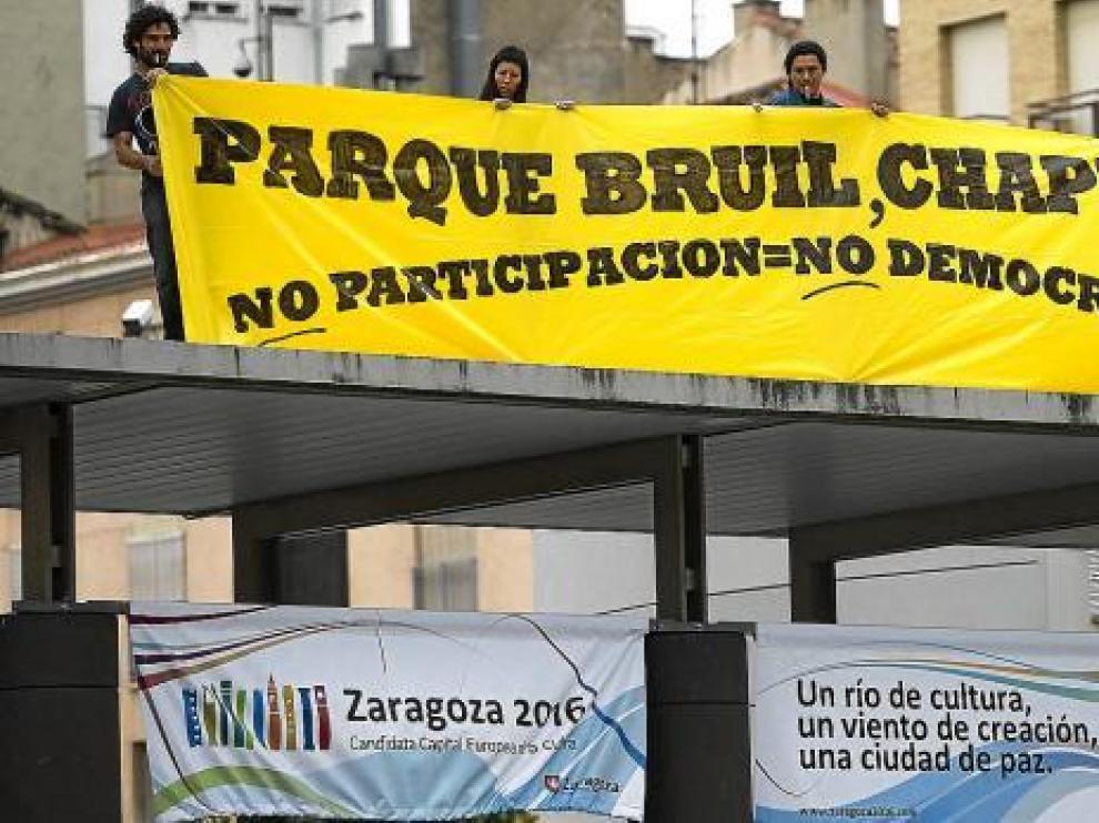 Cuatro vecinos subieron ayer a la pérgola de la plaza del Pilar en señal de protesta.