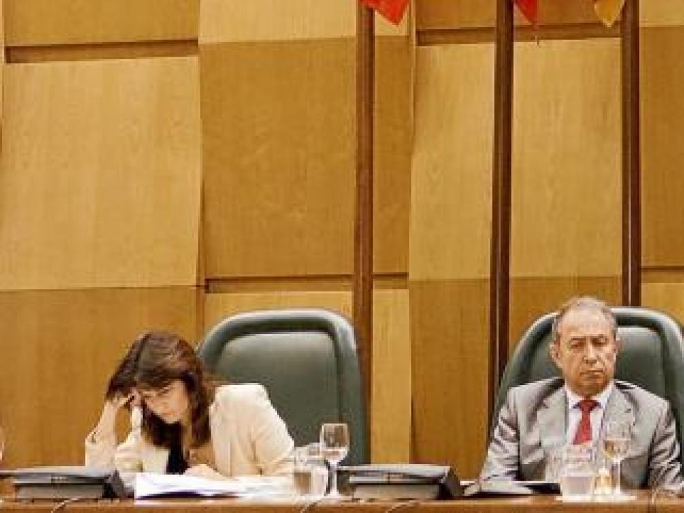 De izquierda a derecha, los socialistas Carmen Dueso, Fernando Gimeno, Juan Alberto Belloch y Carlos Pérez, y el aragonesista, Manuel Blasco.