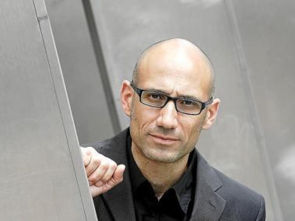 Iñaki Alday, ayer, entre los postes de banderas del Consistorio.