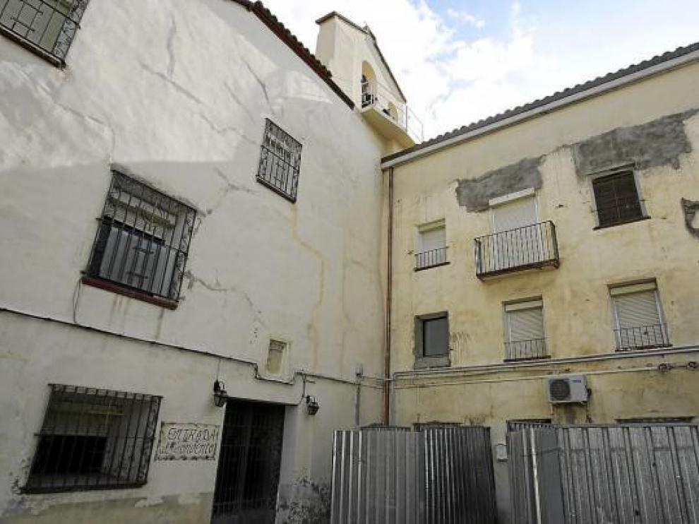 Dos chapas metálicas encajonan la entrada a la vivienda de Dolores Labián, anexa al convento.