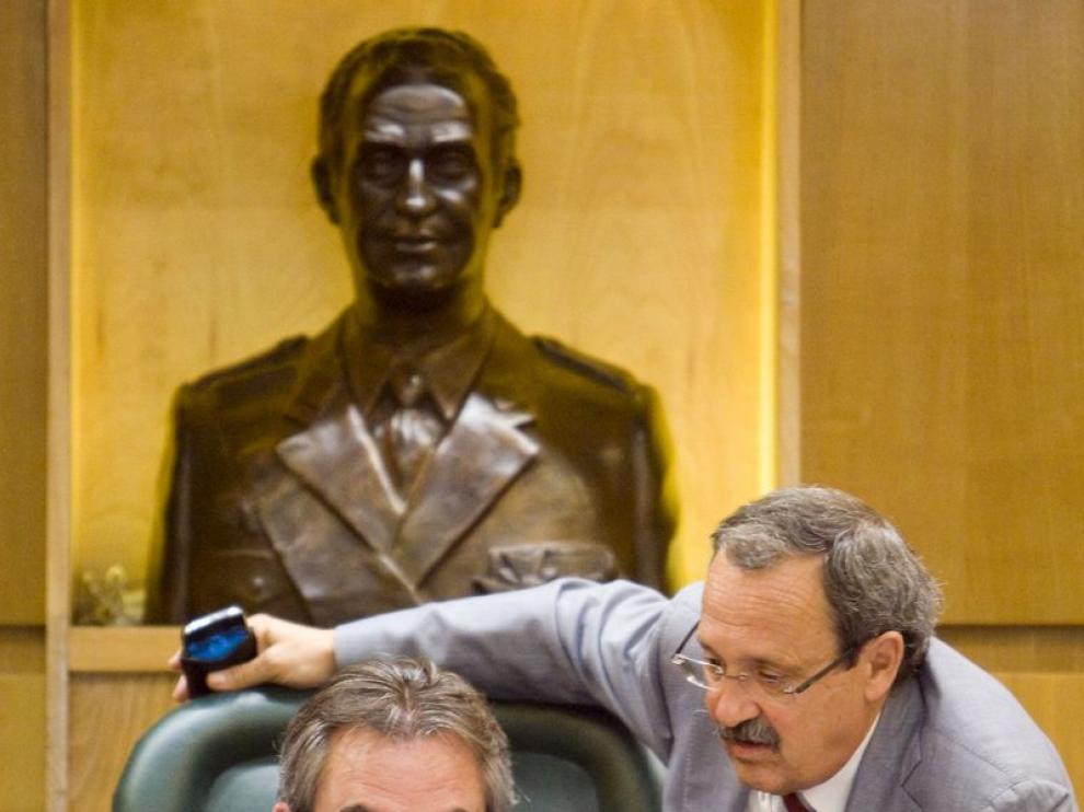 El alcalde de Zaragoza, Juan Alberto Belloch junto al delegado de hacienda, Francisco Catalá en el pleno de esta mañana