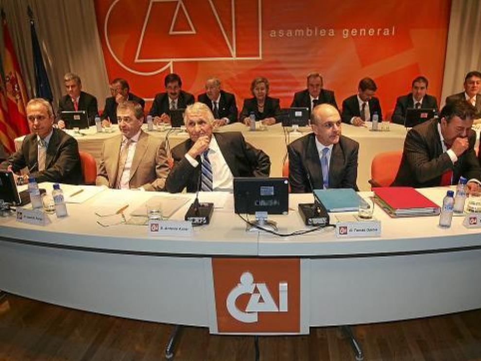 En los extremos, los candidatos Ruiz de Temiño (i) y Pemán (d), en la asamblea de la caja en 2009.