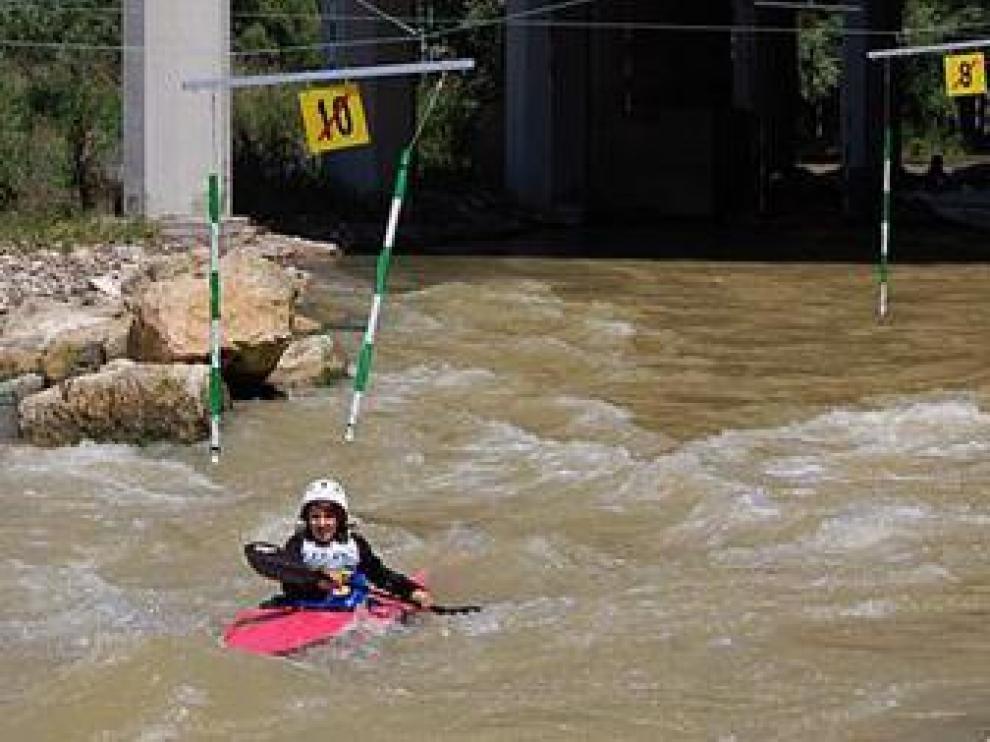 Un participante realizando el slalom de El Canalet.