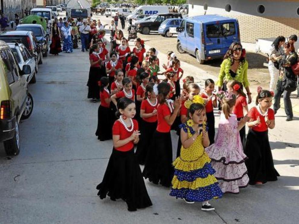 Pequeñas participantes en el desfile que inició ayer la romería rociera a Cardiel en Fraga.