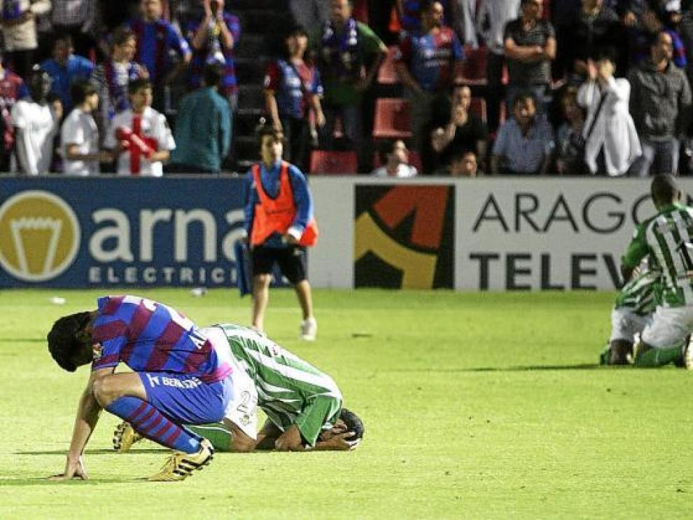 La desolación azulgrana contrastó con la alegría verdiblanca tras el gol de Juanma.