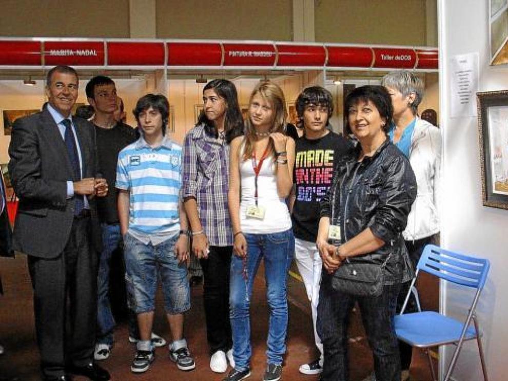 El presidente de la DPH (i) junto a los jóvenes creadores que participan en Artelitera.
