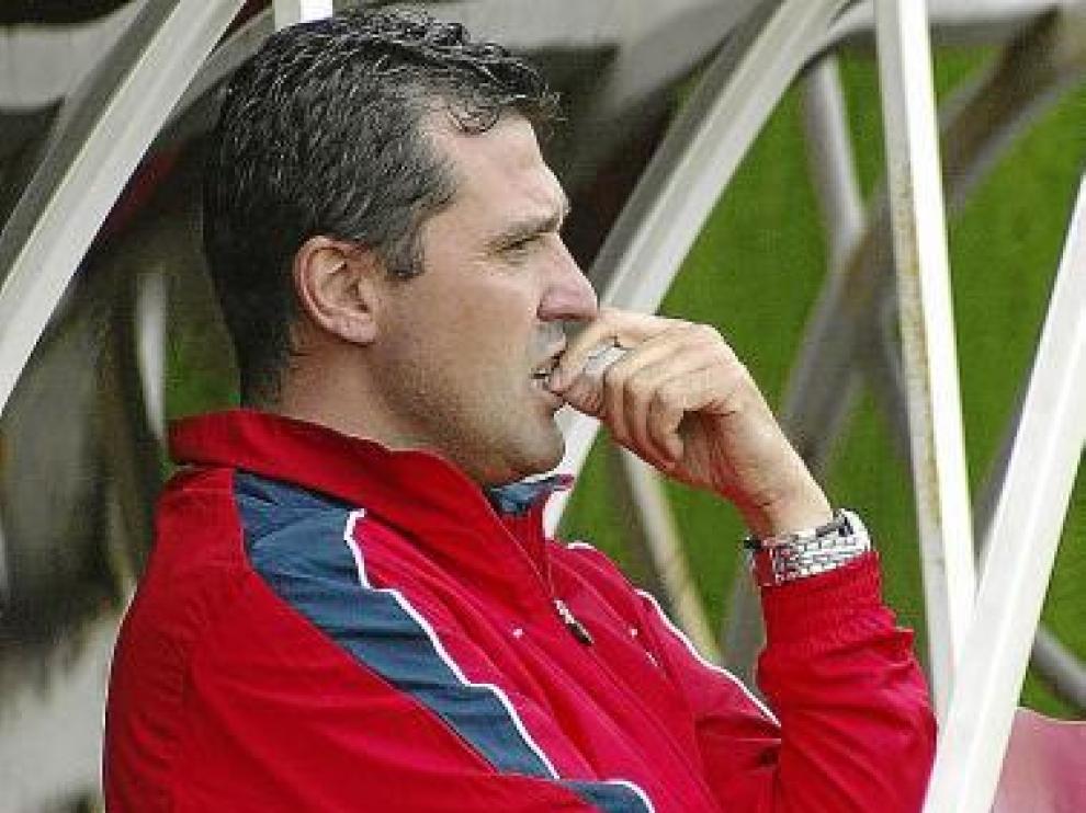 Emilio Larraz reflexiona en el banquillo.