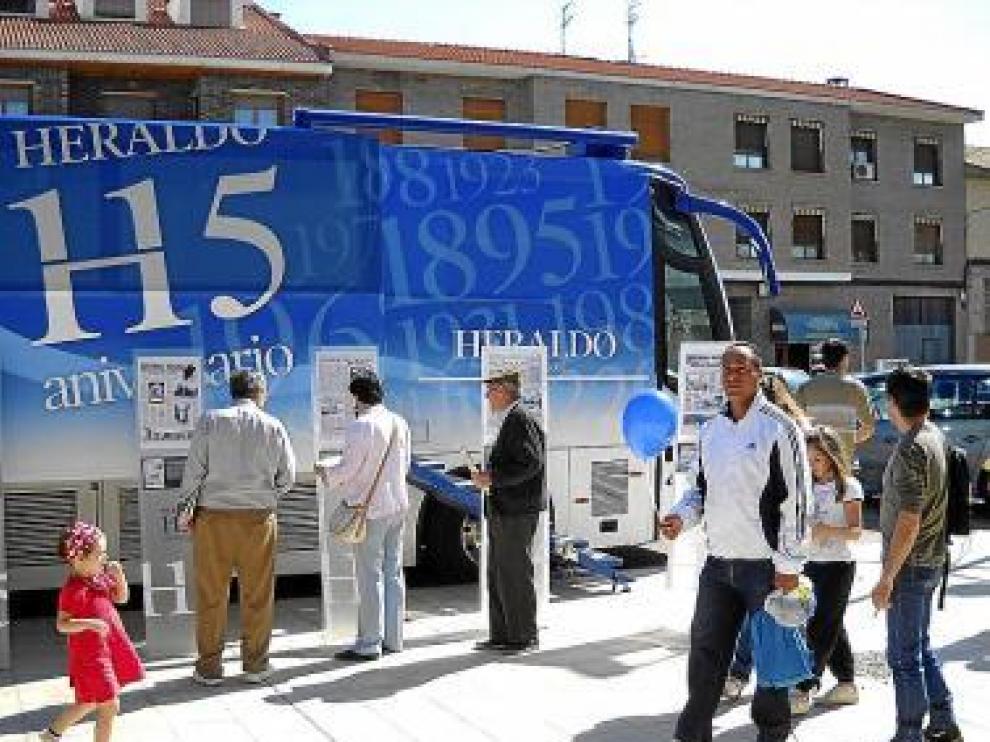 Un grupo de vecinos visita el autobús en La Almunia.