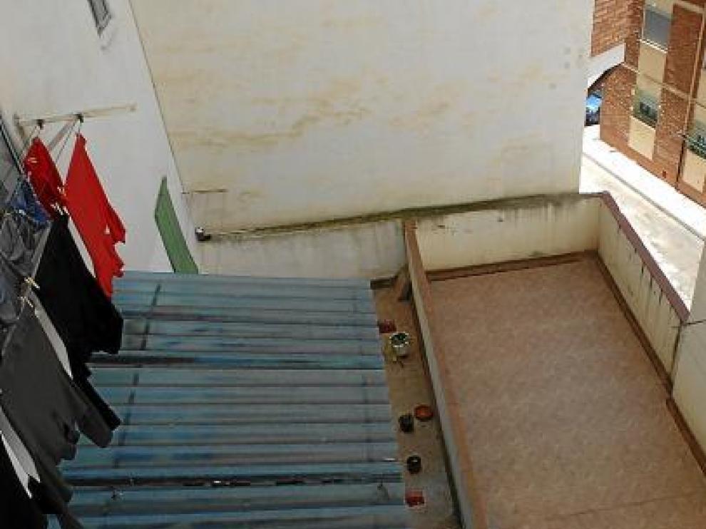 La pequeña cayó en la terraza del primer piso. En la foto, a la derecha.