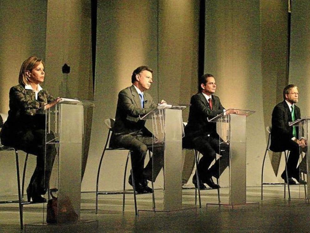 Los candidatos Noemí Sanín, Juan Manuel Santos, Germán Vargas, Antanas Mockus y Gustavo Petro, en un debate televisivo, el viernes.