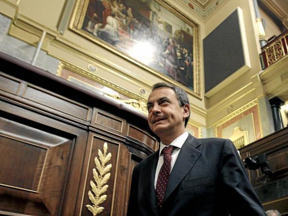 Zapatero, el jueves en el Congreso, antes de iniciarse el pleno donde se aprobó el decreto ley de ajuste económico.