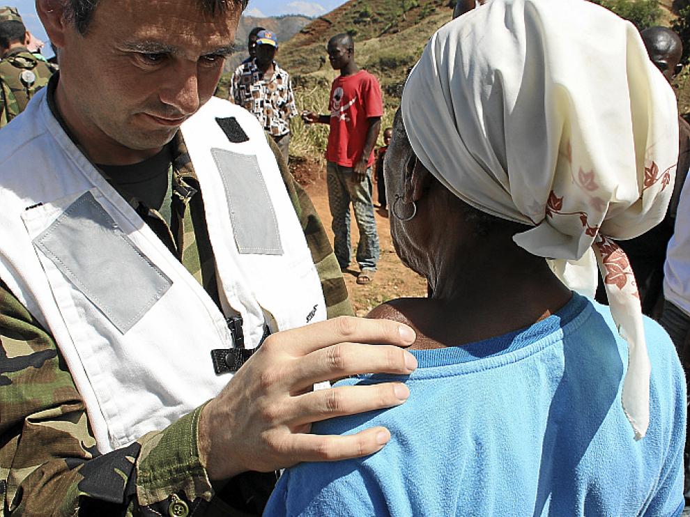 El capitán médico Rodrigo, pasando consulta en la montaña.