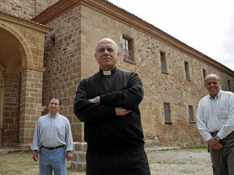 De izda. a dcha., los padres Francisco Marín e Ignacio Conesa y el magistrado José María Planchat.