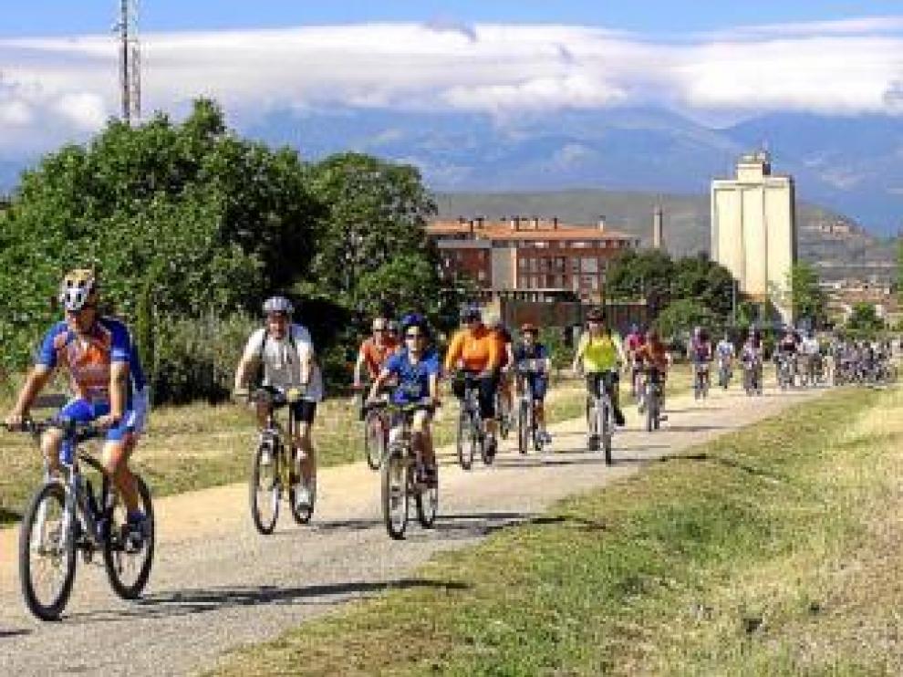 Los ciclistas conmemoraron el día de las vías verdes.
