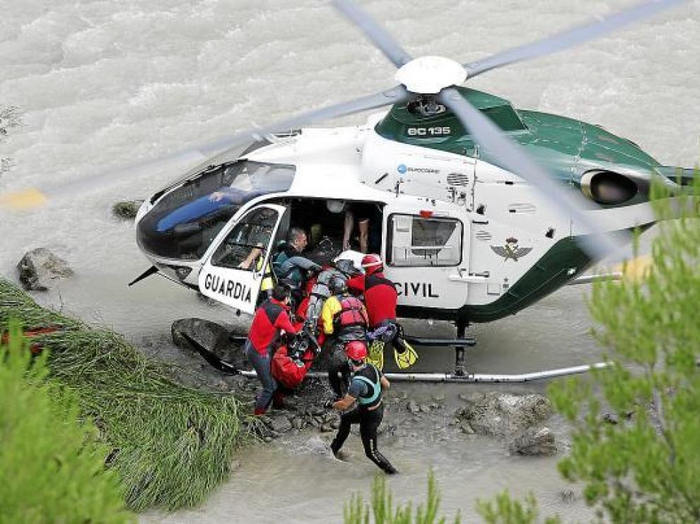 La fotografía recoge el momento en el que se rescataba el cuerpo de la fallecida, el 9 de agosto de 2009.