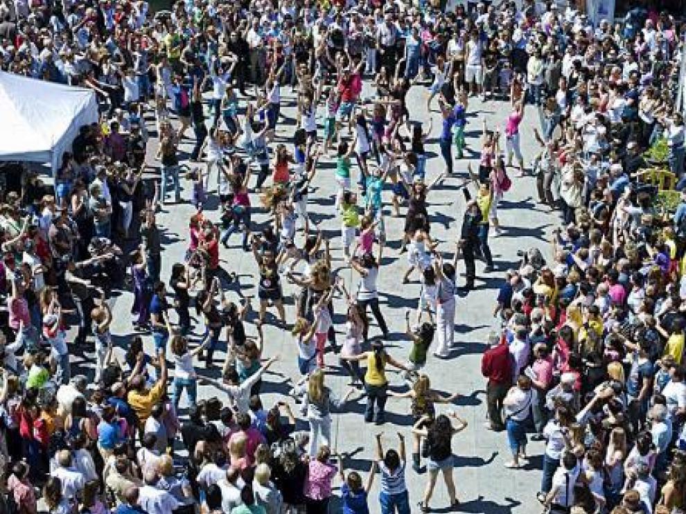 La plaza del Pilar fue el escenario elegido por Cruz Roja para el 'flashmob'.
