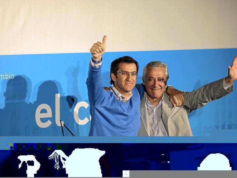 Núñez Feijóo (i) y Arenas, ayer, en un acto de partido en La Línea de la Concepción (Cádiz).