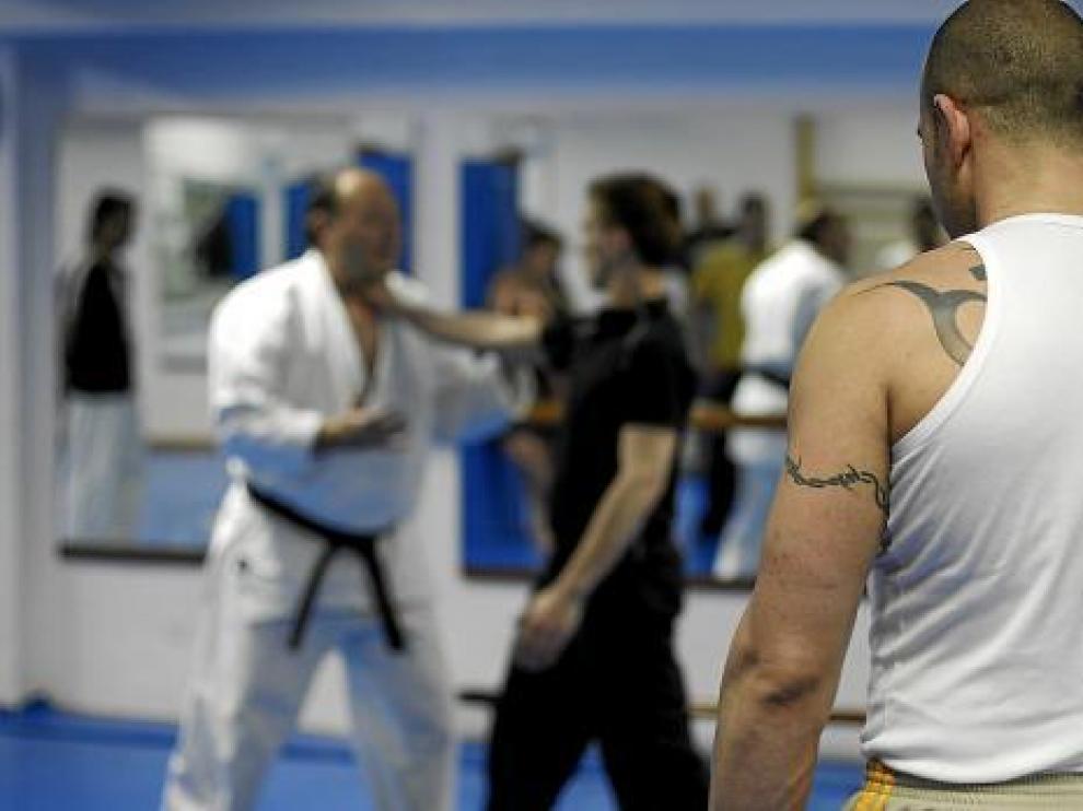 Varios porteros realizan el primer curso de defensa personal en el Gimnasio Goya para obtener el carné.
