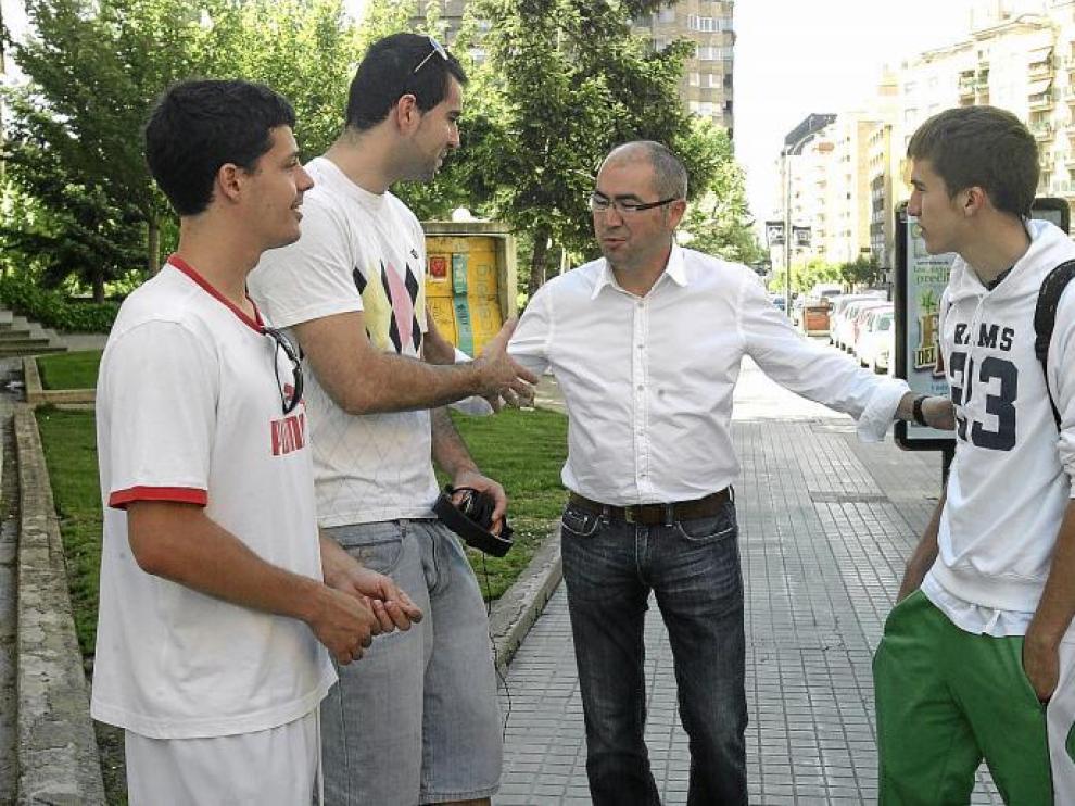El presidente, José Manuel Rincón, se acercó ayer a despedir a la plantilla peñista antes de que iniciaran el viaje hacia Andalucía.