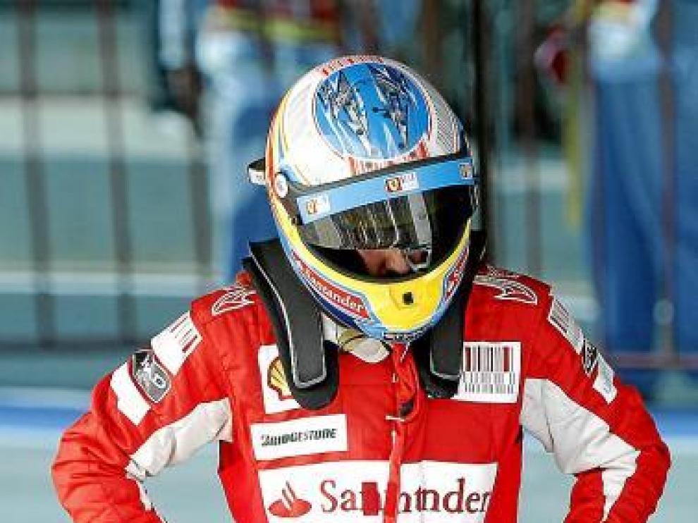 No hace falta verle la cara a Alonso. Su gesto era de contrariedad.