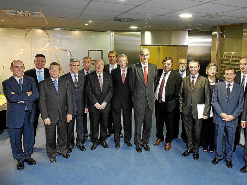 Consejo de Administración, de izda. a dcha., Rafael Alcázar, Luis Rosel, José Vicente Lacasa, Luis Miguel Muñoz, Julián Melero, Miguel Caballú, Juan Fco. Naval, Luis Antonio Oro, Juan Pemán, Vicente Juan, Fernando Bernad, José Manuel Pardo, Mª Ángel Fanlo