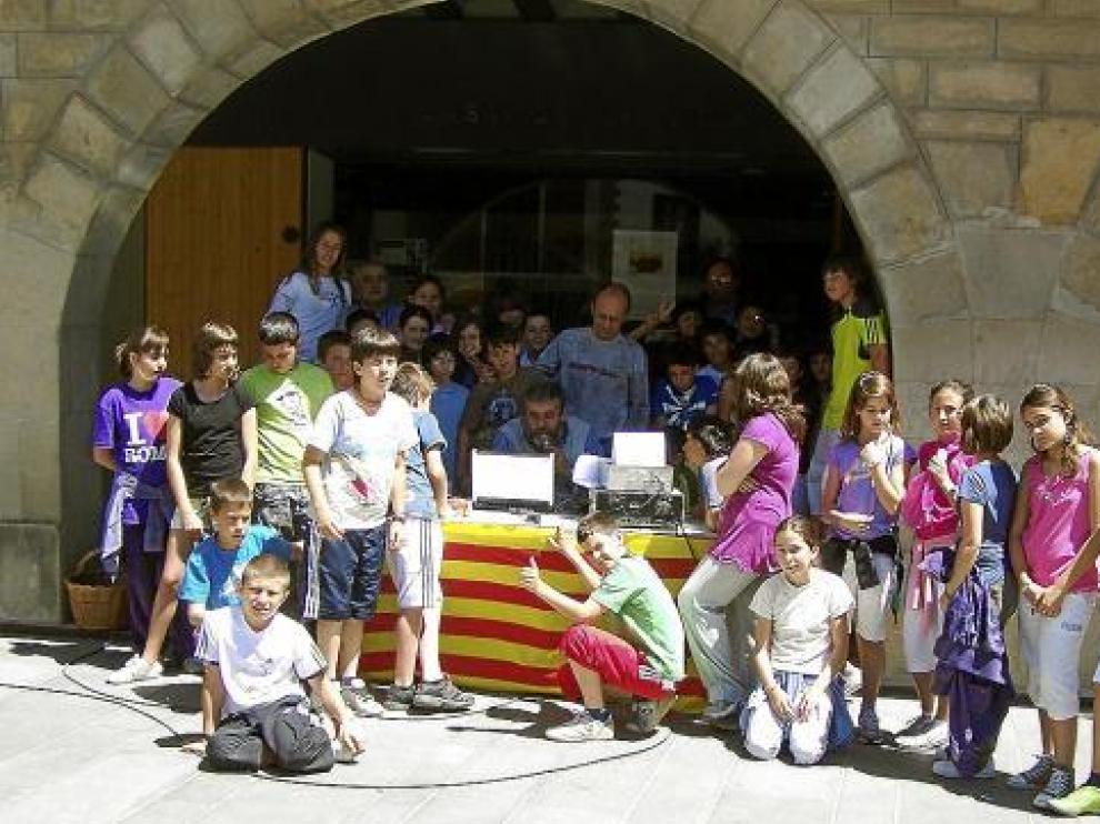 La estación radiofónica que se instaló en la plaza Mayor despertó la curiosidad de los grausinos.