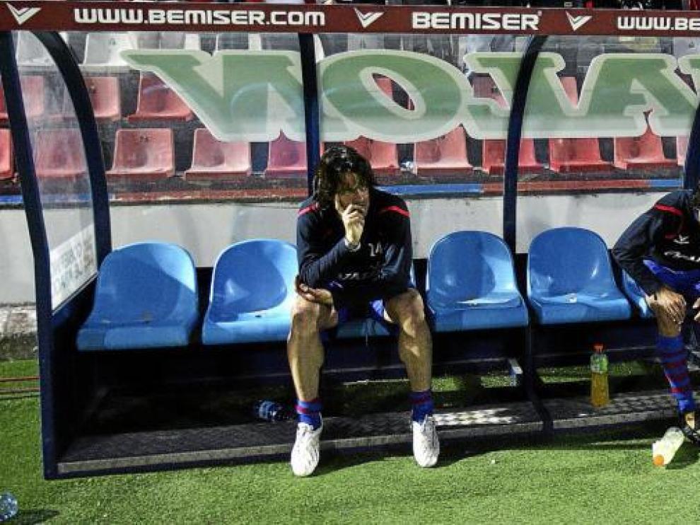 Moisés y Gallardo, con gestos de desolación, el pasado sábado a la conclusión de la derrota contra el Real Betis.