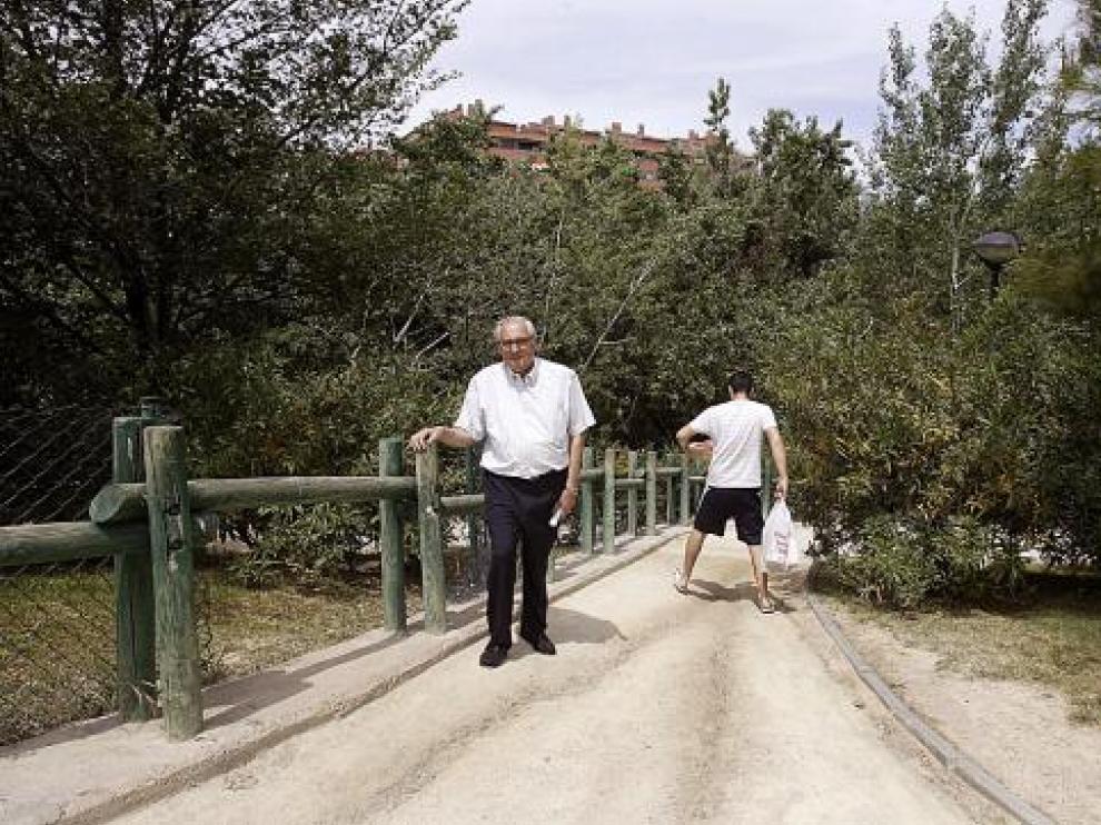 José Miguel Fernández, en uno de los accesos al parque lineal del río Huerva.
