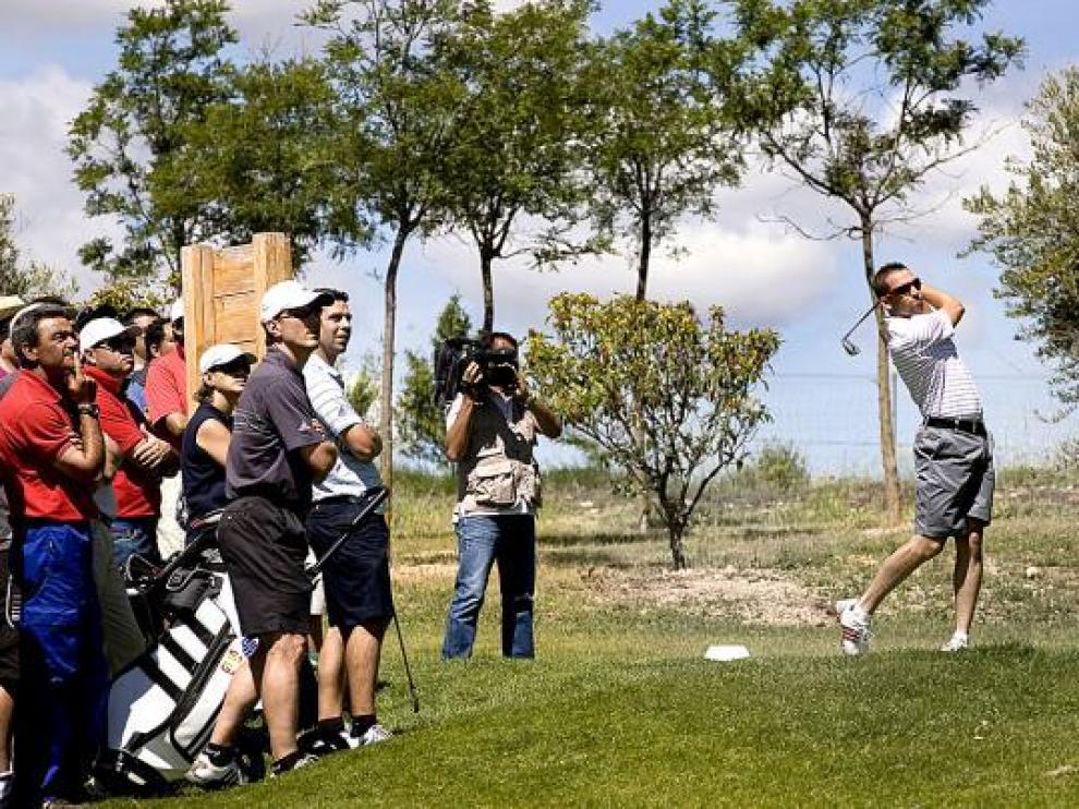 Sergio García culmina un golpe ante la atenta mirada del público que siguió ayer el Pro-Am.