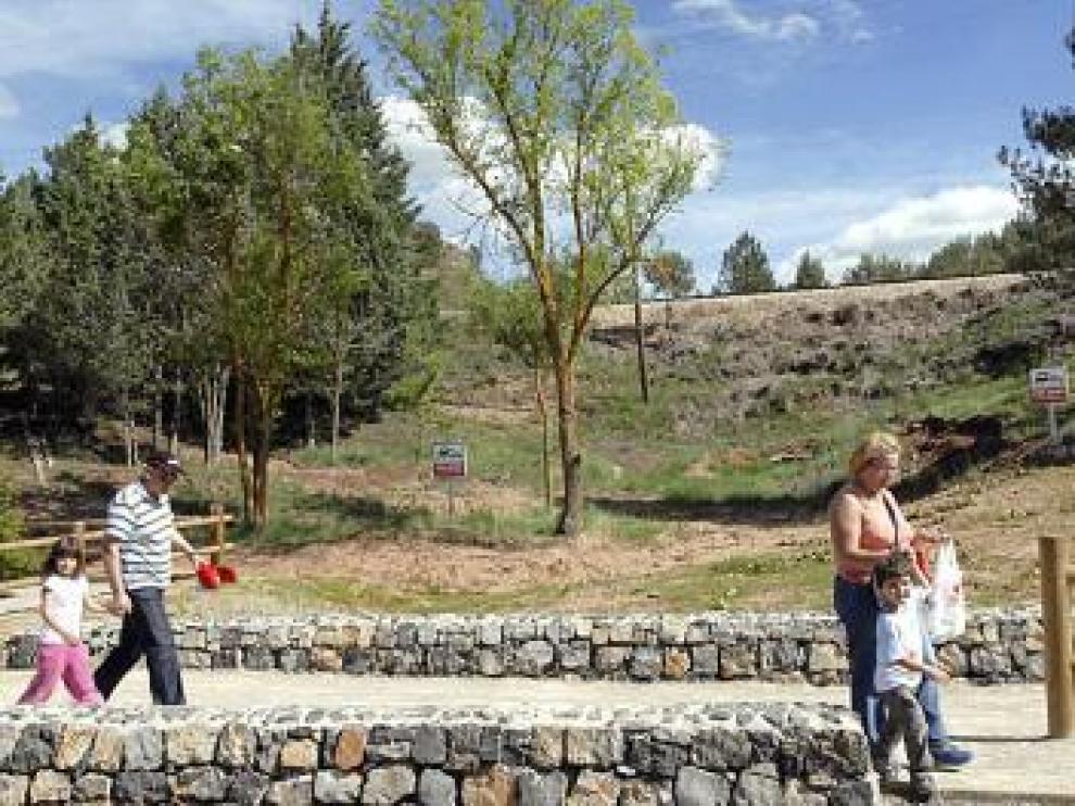 La vía, en la parte alta, está a unos 20 metros del parque.