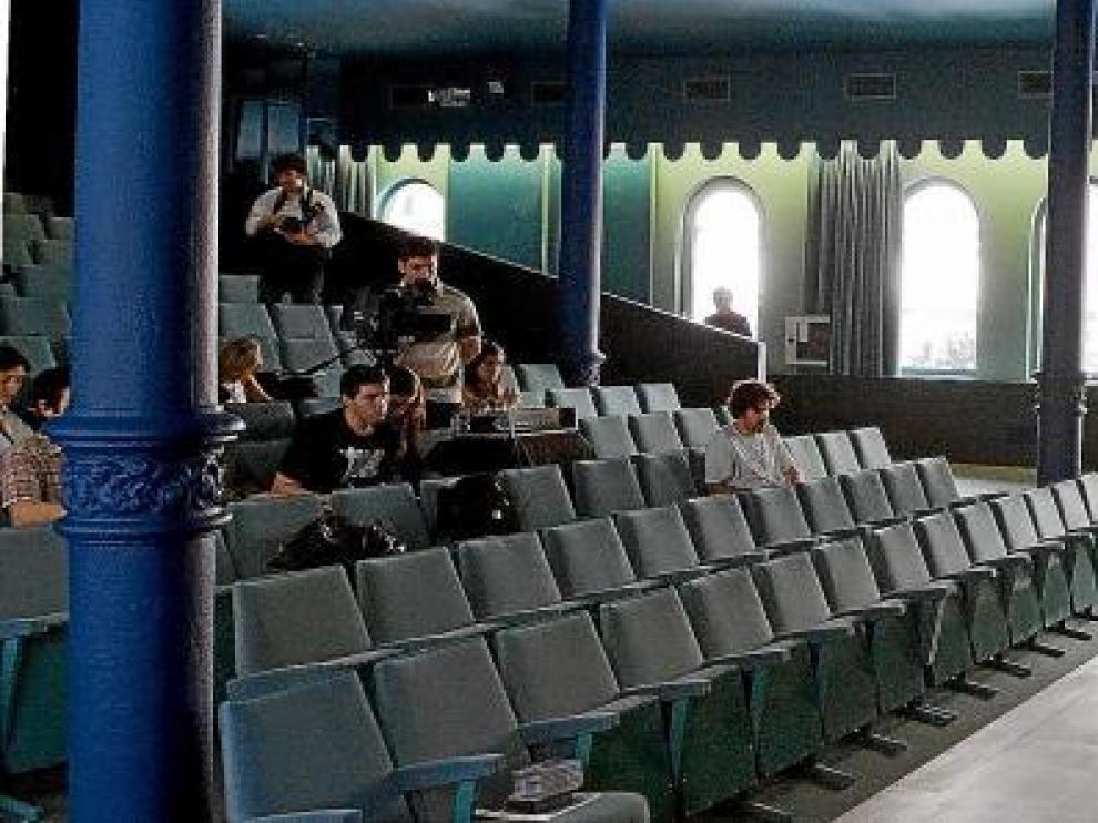 La rueda de prensa celebrada ayer en el interior del Teatro del Mercado, como se puede ver en la foto, permitió disfrutar de la nueva imagen de las instalaciones.