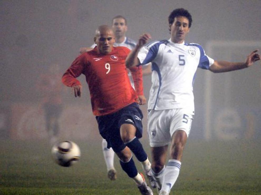 Suazo y el israelí Avi Strul pujan por un balón en el amistoso del pasado domingo.